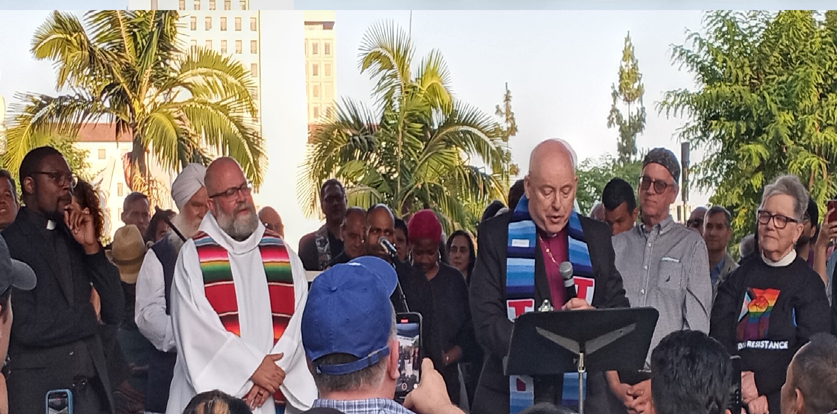 美國聖公會洛杉磯教區大主教約翰．哈維．泰勒致詞。（圖／翻攝自Bishop John Harvey Taylor）